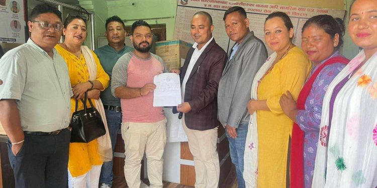 समाजसेवी थापाको पहलमा पनौतीका दुई स्वास्थ्य चौकीलाई स्वास्थ्य सामाग्री सहयोग