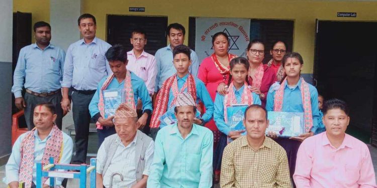 मन्थली १० का वडा अध्यक्ष तामाङले गरे विद्यार्थीलाई प्रोत्साहन