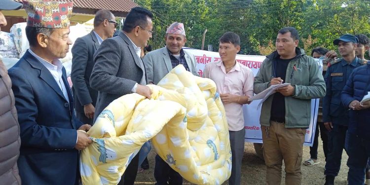 सिन्धुलीमा २१३ घरपरिवारलाई न्यानाे फाईवर सिरक वितरण