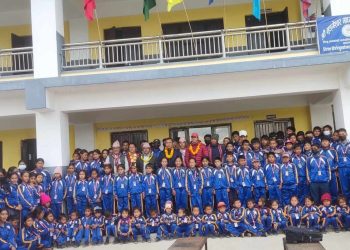 चन्दा उठाएर भृङ्गेश्वरमा अध्ययनरत विद्यार्थीलाई न्यानो कपडा