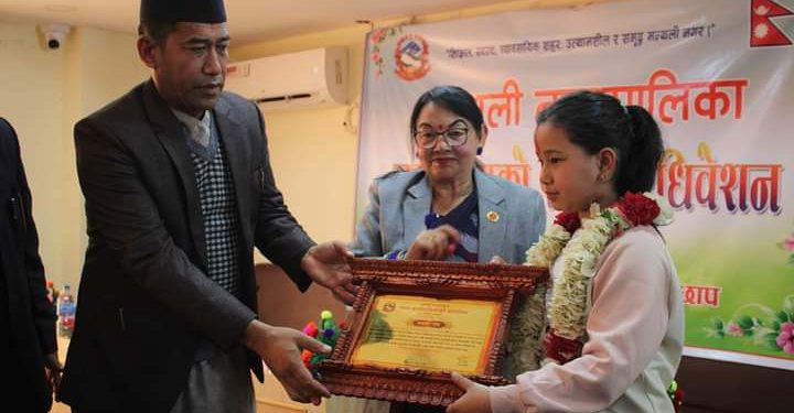 मन्थली नगरपालिकाको १४ औं नगरसभामा खेलाडी रुनिसा बस्नेत सम्मानित