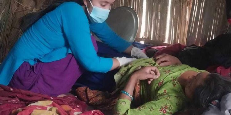 ३ घण्टा हिडेरै प्रसुती गराउन पुगे राक्सिराङ्गका स्वास्थकर्मी लामा