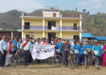 दुर्गमका विद्यार्थीलाई साईकल वितरण
