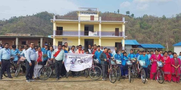 दुर्गमका विद्यार्थीलाई साईकल वितरण