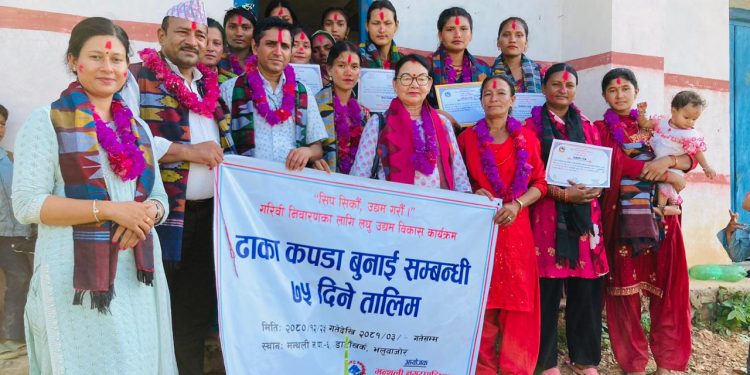 मन्थली नगरपालिकाको आयोजनामा ढाका कपडा बुनाइ तालिम सम्पन्न