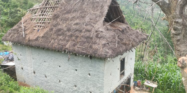 घरको छानो माग्न मन्थली नगरपालिका पुगिन बधु गिरी