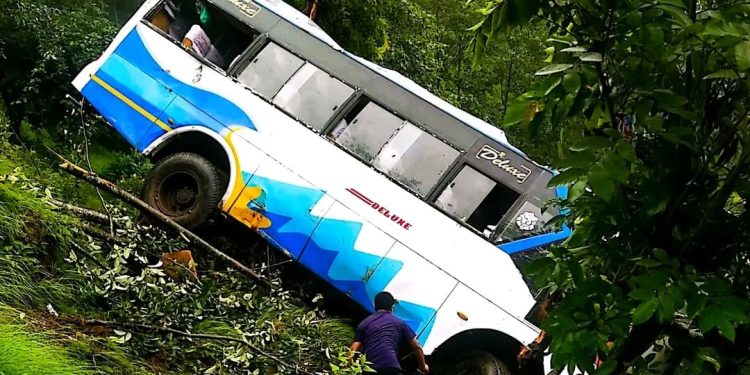 रामेछापको लिखु तामाकोशीमा बस दुर्घटनाः१० जना घाइतेः घाइतेको अवस्था सामान्य