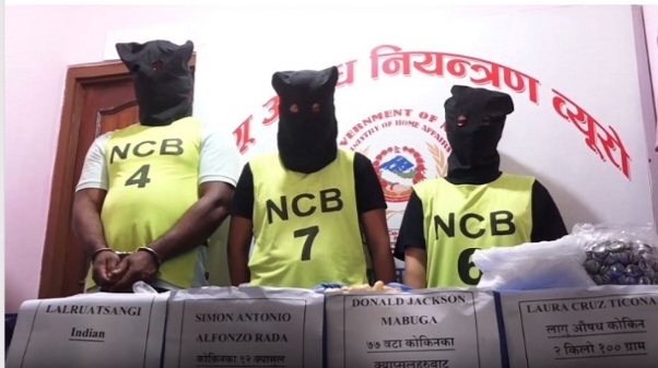 ४ किलाे ५ सय ग्राम काेकिनसहित ४ जना विदेशी नागरिक पक्राउ