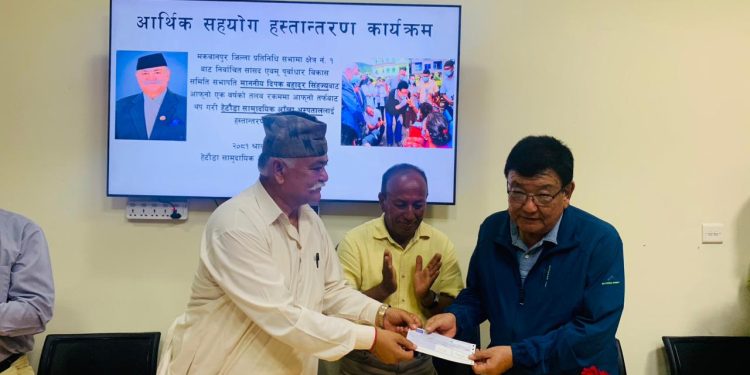 दीपकसिंहद्वारा हेटौंडा आँखा अस्पताललाई १० लाख रुपैयाँ सहयोग