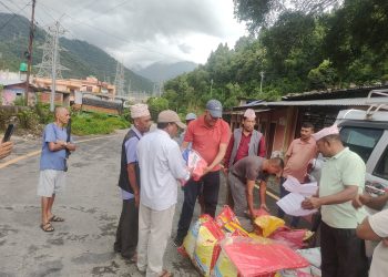 पिँडामा मल्हम लगाउन राहत बोकेर मिल्ती पुगे मन्थलीका मेयर