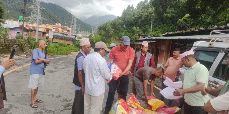 पिँडामा मल्हम लगाउन राहत बोकेर मिल्ती पुगे मन्थलीका मेयर