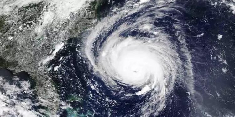 चक्रवात दानाको त्रासले दश लाखभन्दा बढी भारतीय सुरक्षित स्थानतर्फ जादैँ