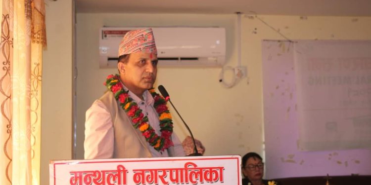 समस्यानै समस्याको चाङ बनाएर गए मन्थली नगरका प्रशासकीय प्रमुख हरि चापागाईं