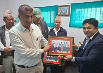 मन्थली अस्पतालका डाक्टर समीर क्षेत्रीको बिदाइमा स्वास्थ्यकर्मीको रुवाबासी