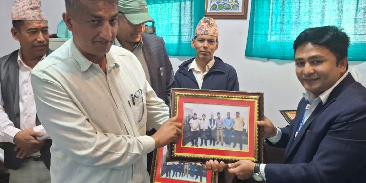 मन्थली अस्पतालका डाक्टर समीर क्षेत्रीको बिदाइमा स्वास्थ्यकर्मीको रुवाबासी