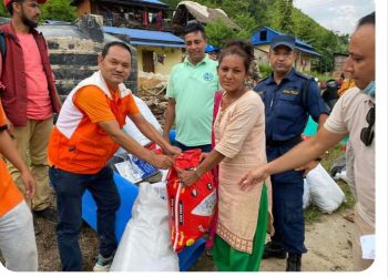 गोलन्जोरका बाढी प्रभावित घरपरिवारलाई खाद्यन्न सामाग्री वितरण