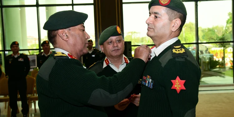 प्रधान सेनापतिद्वारा दर्ज्यानी चिह्न प्रदान