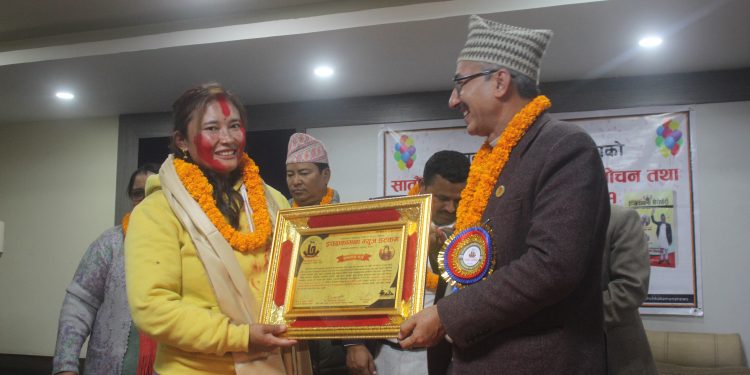 चेपाङ समुदायबाट स्नातकोत्तर गर्ने महिला सम्मानित