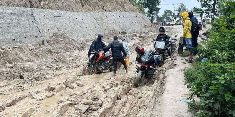 तीन वर्षदेखि धुलिखेल–खावा खण्डमा यात्रा गर्न सास्ती