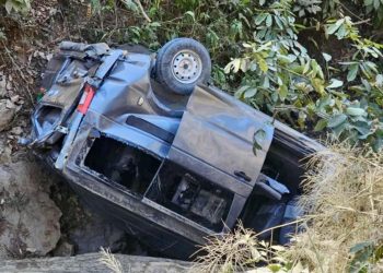 मनकामना मन्दिरको दर्शन गरेर फर्कदै गरेको माइक्रोबस दुर्घटना; एकको मृत्यु, १४ घाइते