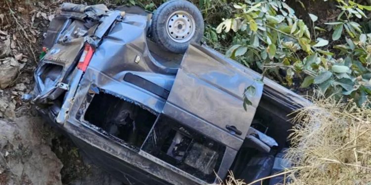 मनकामना मन्दिरको दर्शन गरेर फर्कदै गरेको माइक्रोबस दुर्घटना; एकको मृत्यु, १४ घाइते