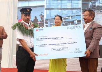 भाटभटेनी लुटपाट गर्ने व्यक्तिहरूलाई लठ्ठीले हान्दै लखेट्ने गार्ड  ५ लाख पुरस्कारसहित सम्मानित