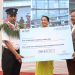 भाटभटेनी लुटपाट गर्ने व्यक्तिहरूलाई लठ्ठीले हान्दै लखेट्ने गार्ड  ५ लाख पुरस्कारसहित सम्मानित