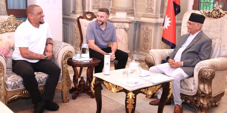 प्रधानमन्त्रसँग फुटबल खेलाडी कार्लाेसको भेटघाट