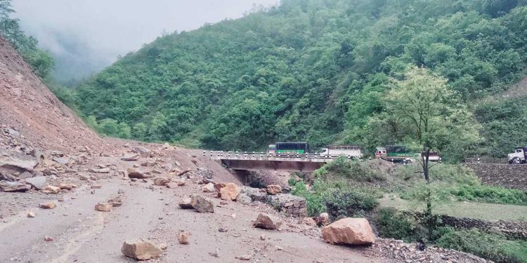 अविरल वर्षाका कारण देशभर ११ प्रमुख राजमार्ग पूर्ण रूपमा अवरुद्ध, वैकल्पिक मार्ग प्रयोग गर्न सुझाव