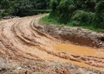 रामेछापका सडक निर्माणमा ढिलाइ,स्थानीय सडक हिलाम्मे र अवरुद्ध