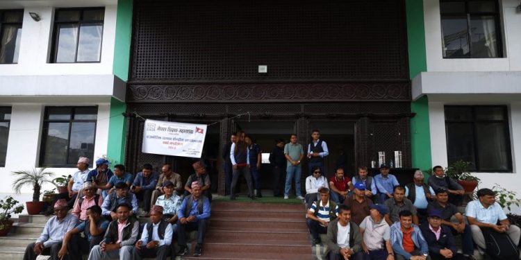 शिक्षक महासंघद्वारा कांग्रेस कार्यालयमा धर्ना