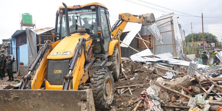 मनोहरा नदी किनार सुकुम्बासी बस्तीमा डोजर संचालनपछि तनावपूर्ण स्थिति,स्थानीय आक्रोश