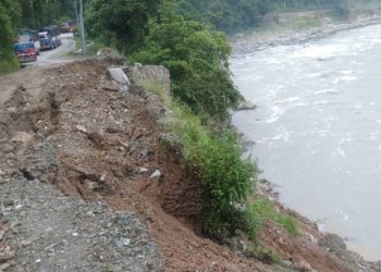 हलेदेमा सडक भासिँदा सवारी आवागमन अवरुद्ध