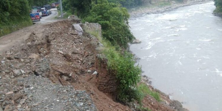 हलेदेमा सडक भासिँदा सवारी आवागमन अवरुद्ध