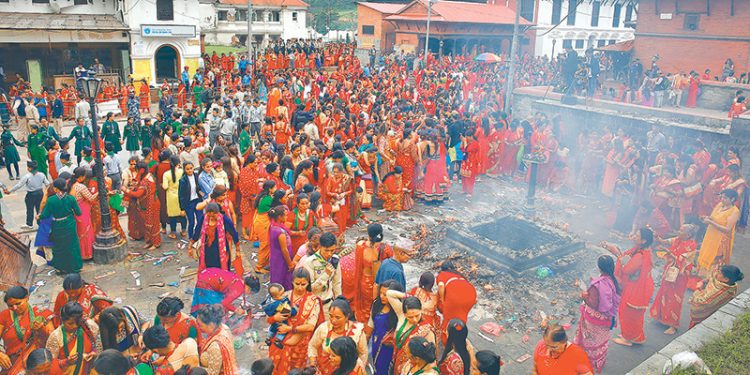 साउने सोमबारको अवसरमा पशुपतिनाथ र देशभरका शिवालयमा भक्तजनको घुइँचो