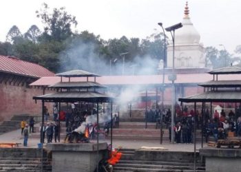 पशुपति आर्यघाटमा जलिरहेको शवबाट हड्डी निकालेर बिक्री गर्ने दुई जना पक्राउ