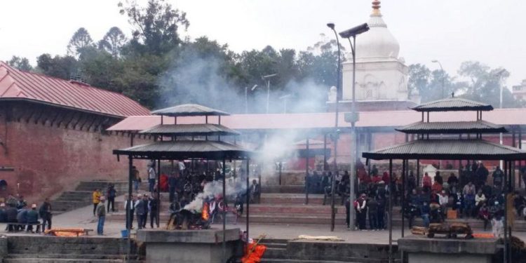 पशुपति आर्यघाटमा जलिरहेको शवबाट हड्डी निकालेर बिक्री गर्ने दुई जना पक्राउ