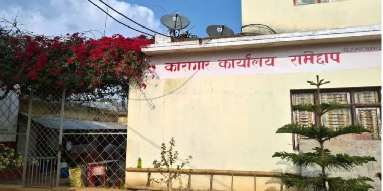 रामेछाप कारागारभित्र कैदीले तोडफोड गरि भाग्न खोजेपछि सेनाले गोली चलायो २ कैदीको मृत्यु