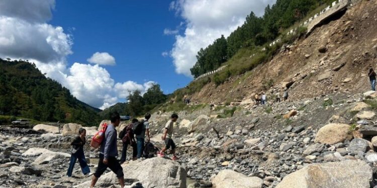 सडक–सम्पर्कविच्छेद भएपछि बिपी राजमार्गमा कष्टकर यात्रा