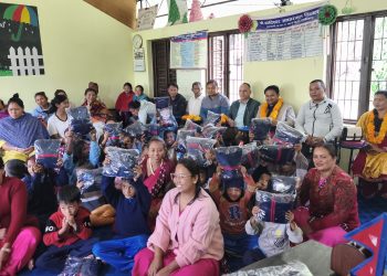 गाईखुराका माझी समुदायका विद्यार्थीलाई ट्र्याकसुट वितरण