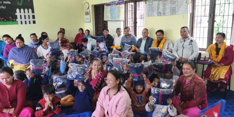 गाईखुराका माझी समुदायका विद्यार्थीलाई ट्र्याकसुट वितरण