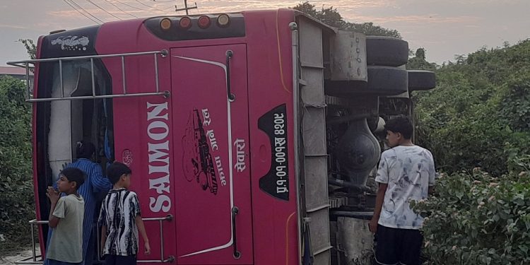 मन्थलीबाट काँकरभिट्टा गइरहेको रात्रिबस झापामा दुर्घटना, १९ जना घाइते