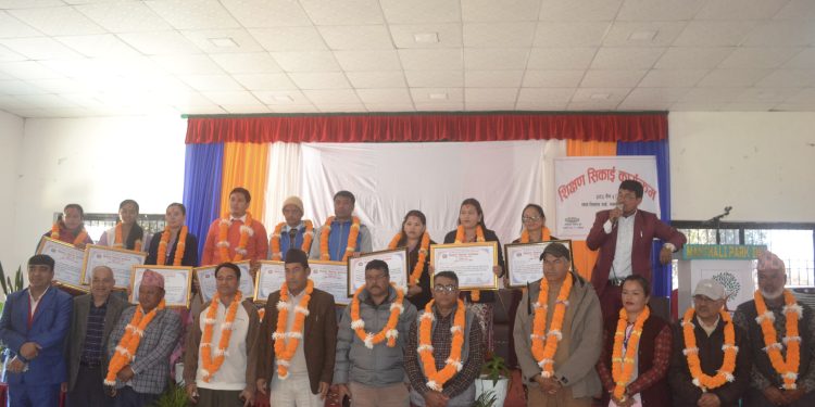 मन्थलीमा शिक्षण सिकाइ कार्यक्रम सम्पन्न, शिक्षक सम्मानित 