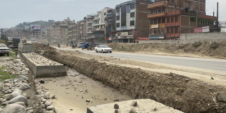 साँगा–धुलिखेल सडकः पुलबजार क्षेत्रमा रोकिएको सडक स्तरोन्नति डेढ वर्षपछि सुरु