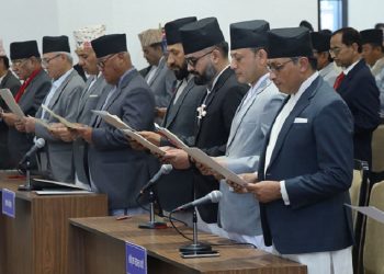ज्येष्ठ सदस्य केसीद्वारा नवनिर्वाचित प्रतिनिधिसभा सदस्यलाई शपथ