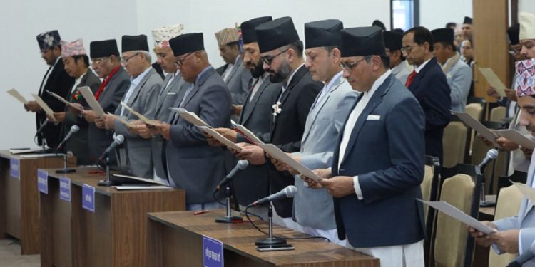 ज्येष्ठ सदस्य केसीद्वारा नवनिर्वाचित प्रतिनिधिसभा सदस्यलाई शपथ