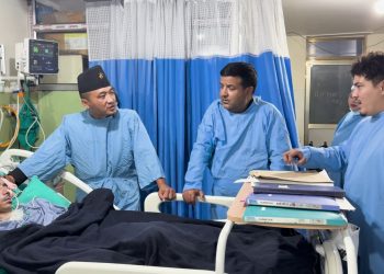 जेनजी आन्दोलनका घाइते भेट्न केएमसी पुगे गृहमन्त्री गुरुङ, निःशुल्क उपचारका लागि डा. शर्मालाई धन्यवाद