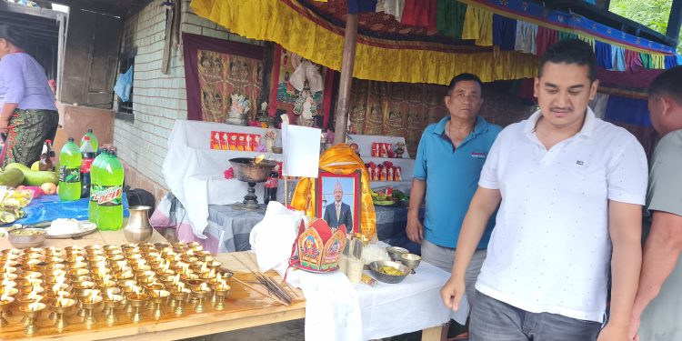 भोटेकोशी बाढीमा ज्यान गुमाएका मोक्तानको घरमा पुगे वडा सभापति घिसिङ